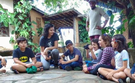 Estudante de Cinema, Morgana Sousa, e estudante de Artes Visuais, Igor Felipe, ministram oficina na Escola Vila Esperança